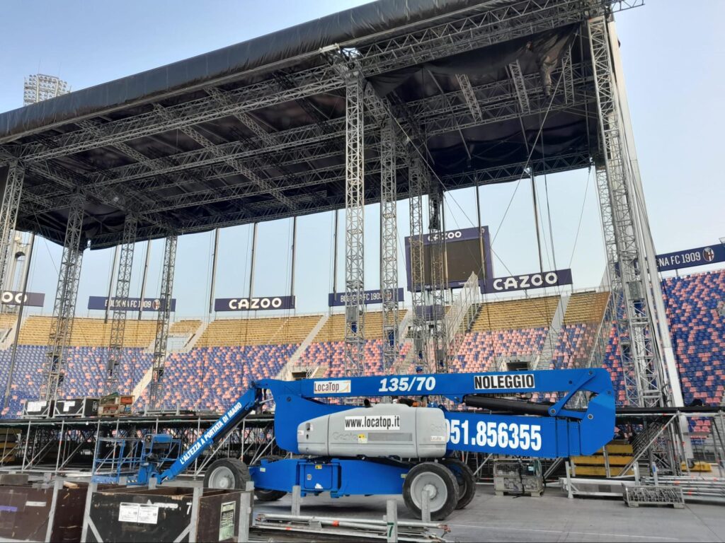 Piattaforme aeree per eventi installazioni, palchi e luci in sicurezza