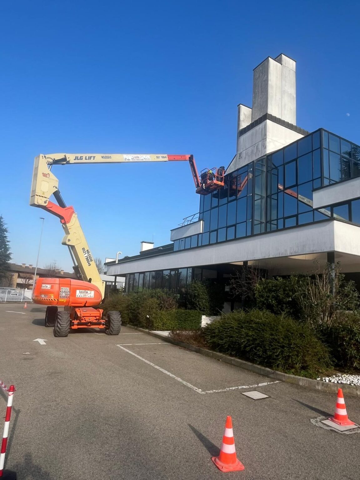 Pulizia facciate e vetrate: le piattaforme aeree ideali per ogni superficie esterna