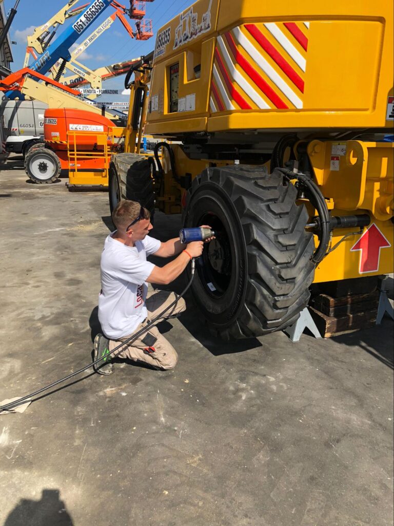 Noleggio piattaforme aeree perché conviene affidarsi a Locatop