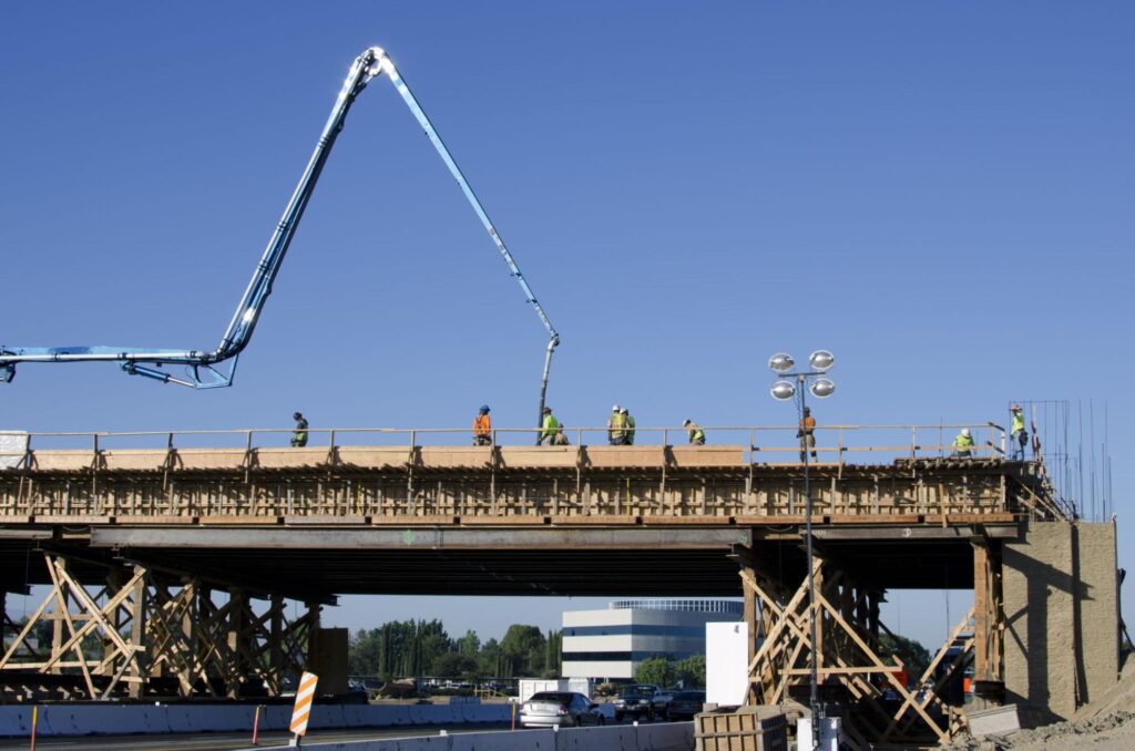 Piattaforma aerea cingolata per cantiere stradale e opere civili