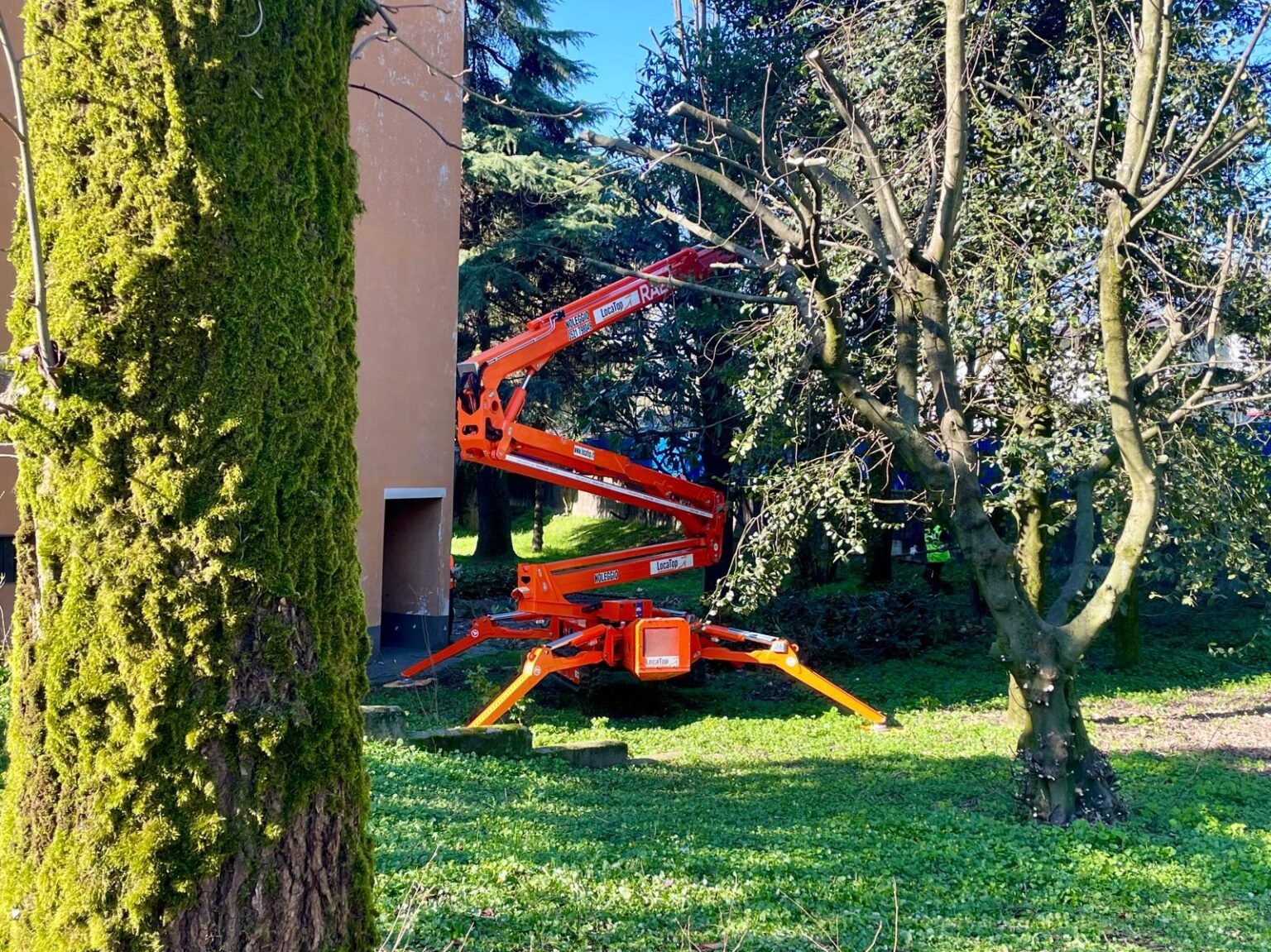 Piattaforma aerea su cingoli o su gomme quale scegliere per terreni difficili