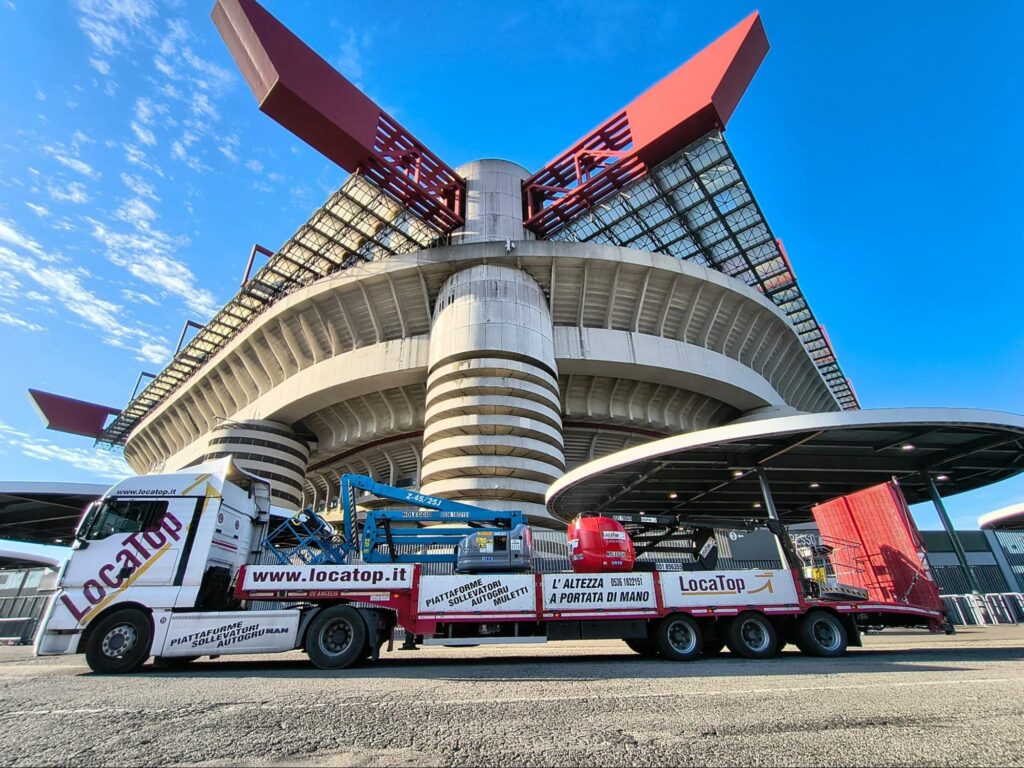 Trasporto piattaforma aerea in cantiere